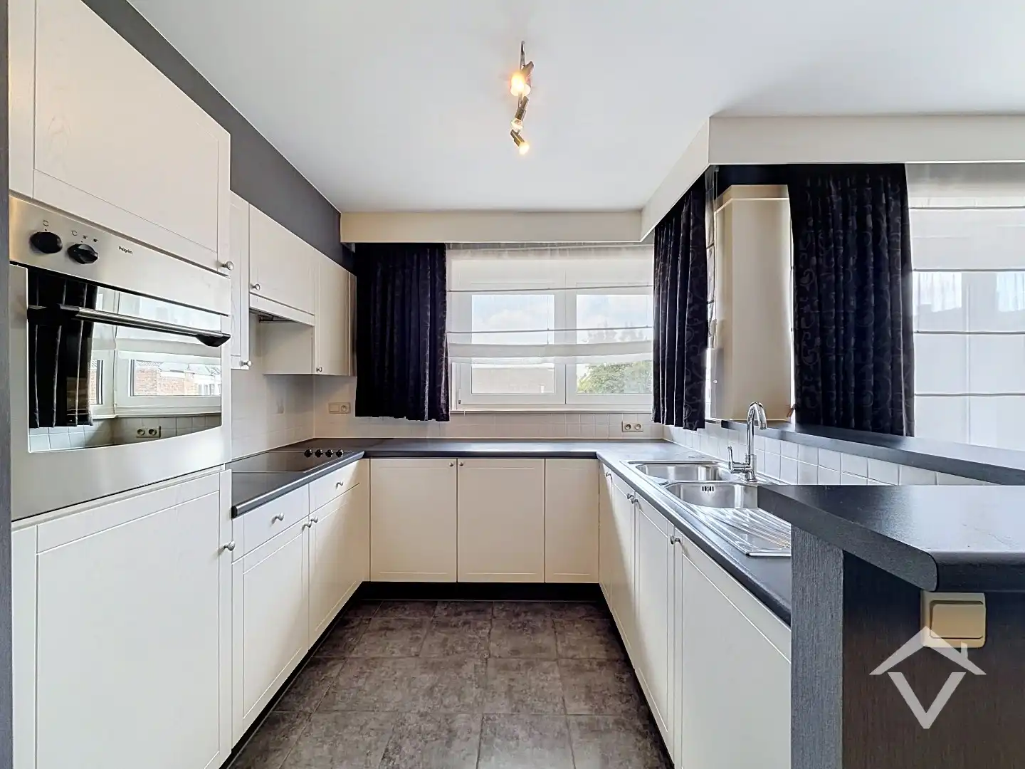 Instapklaar appartement met 2 slaapkamers, 2 bergingen en garage te Eernegem foto 8