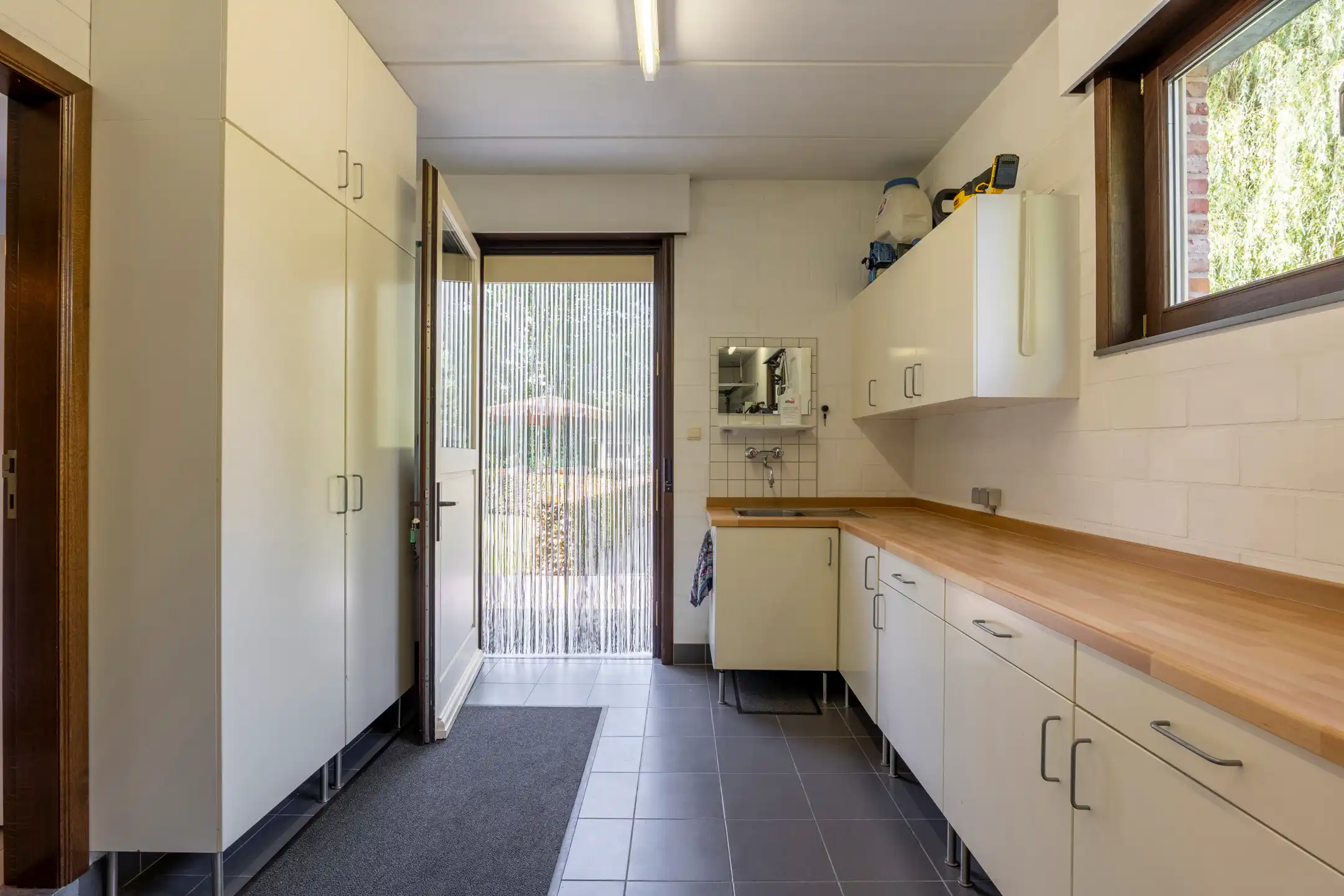 Ruime villa met aangelegde tuin foto 17