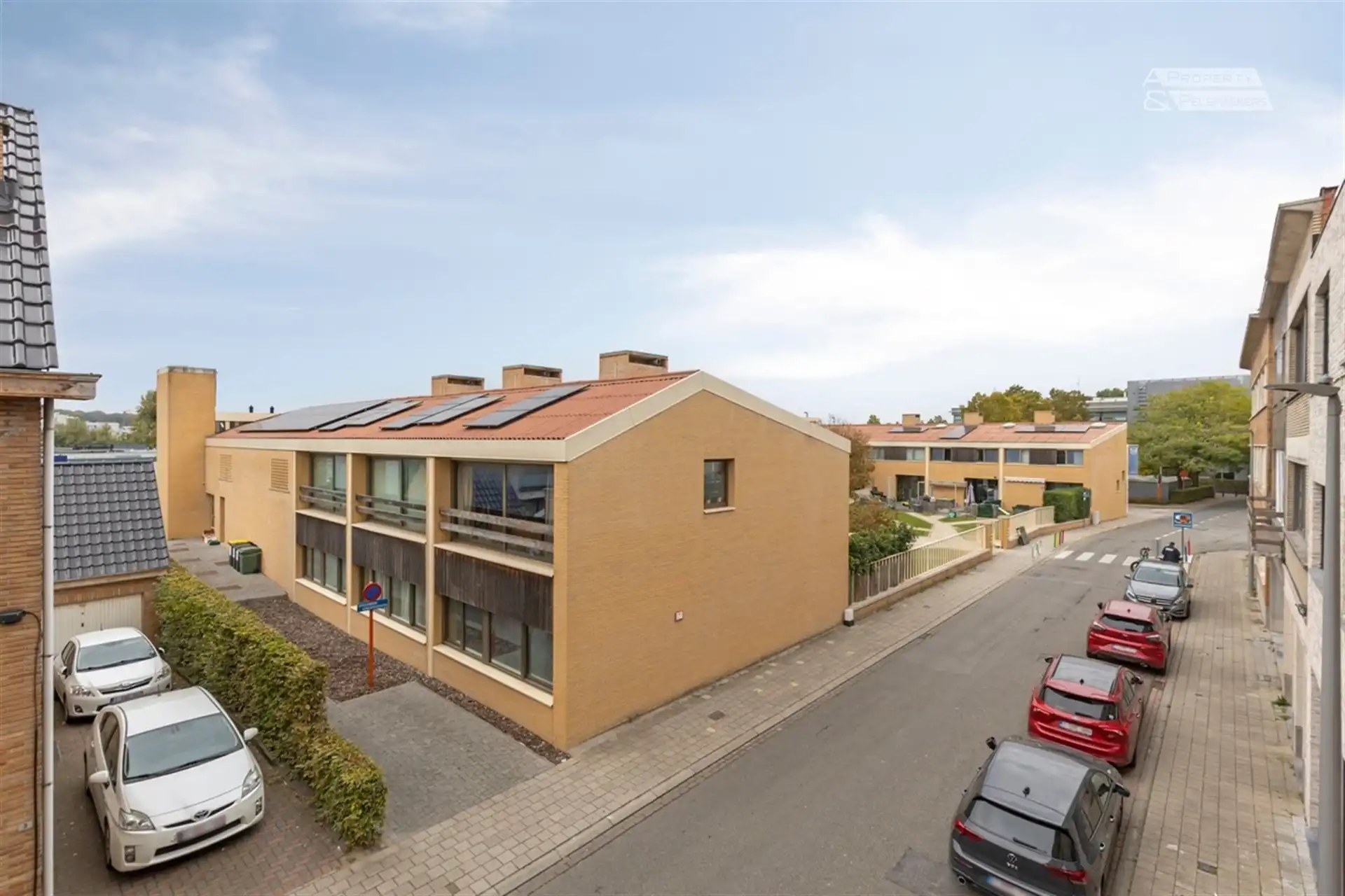 Instapklare gezinswoning met 3 slaapkamers, terras, voortuin en parking foto 2