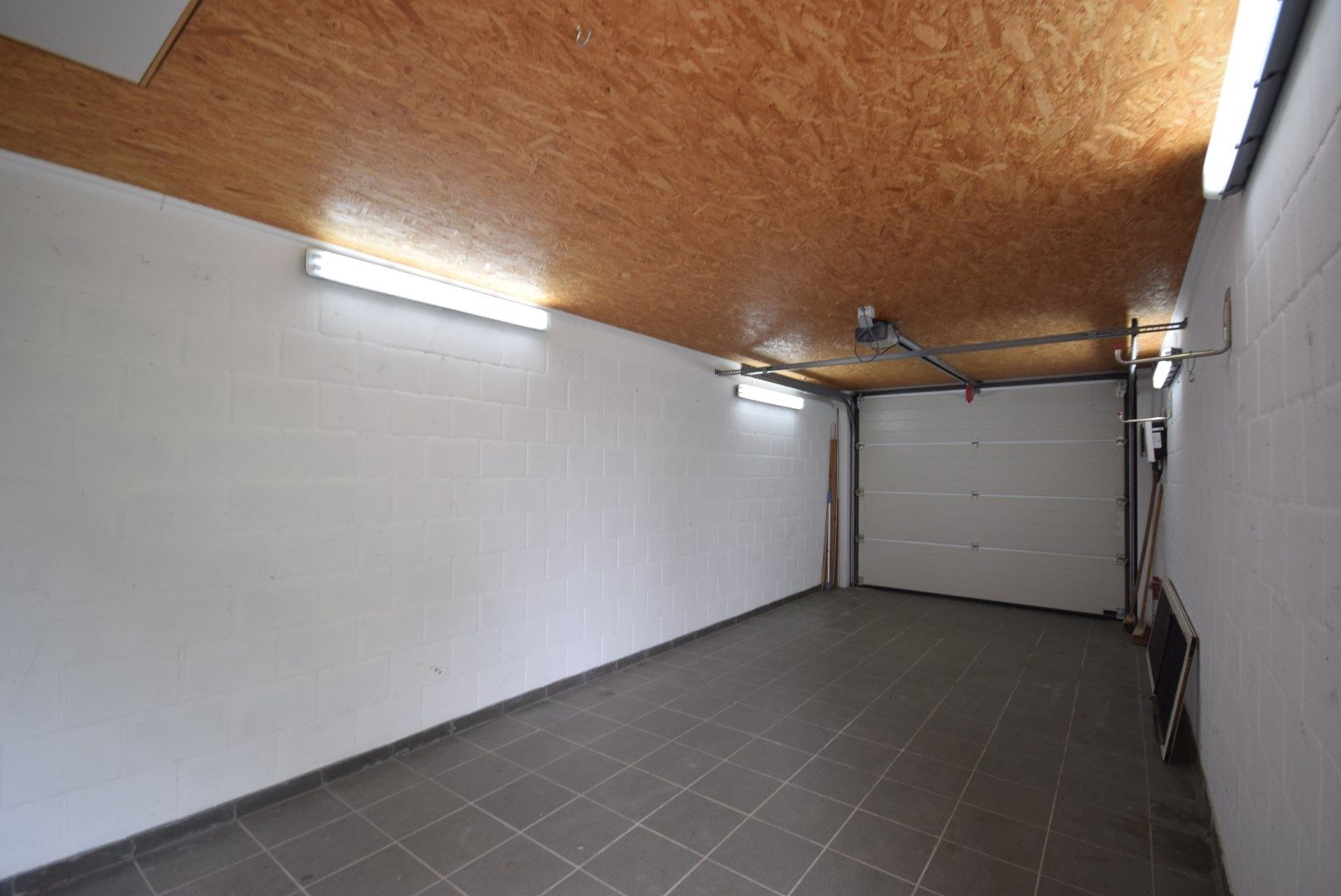 Halfopen bebouwing in landelijke stijl met ruime garage en tuin met groot terras foto 12