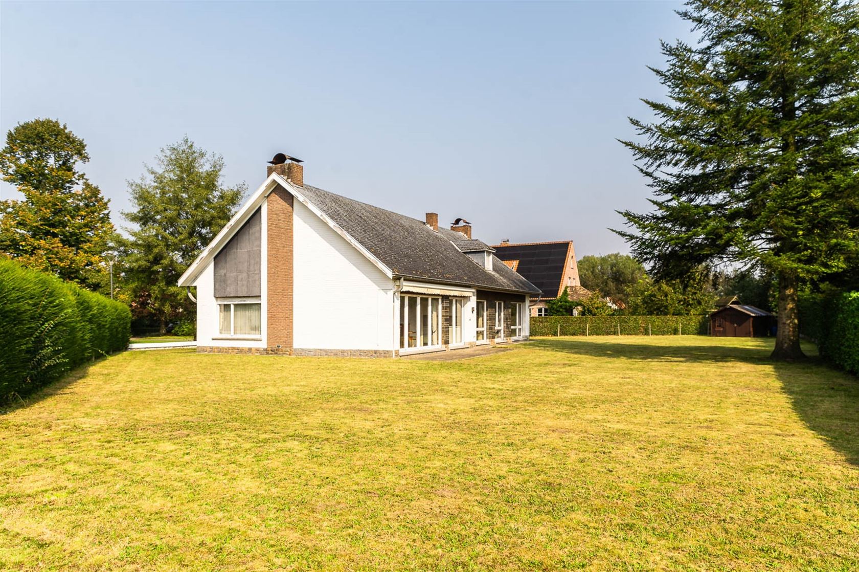 Villa voor renovatie op een ruim perceel foto 2