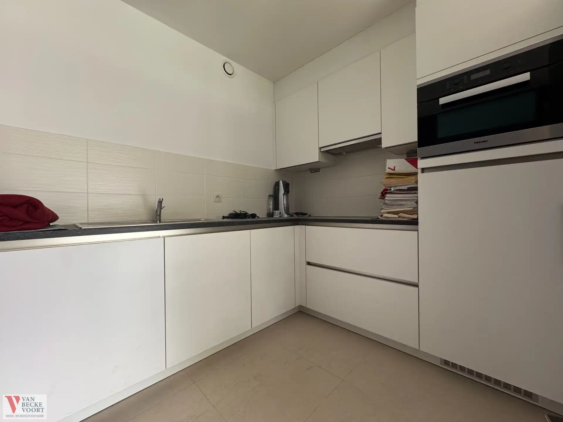 Lichtrijk gelijkvloers appartement met ruim terras foto 6