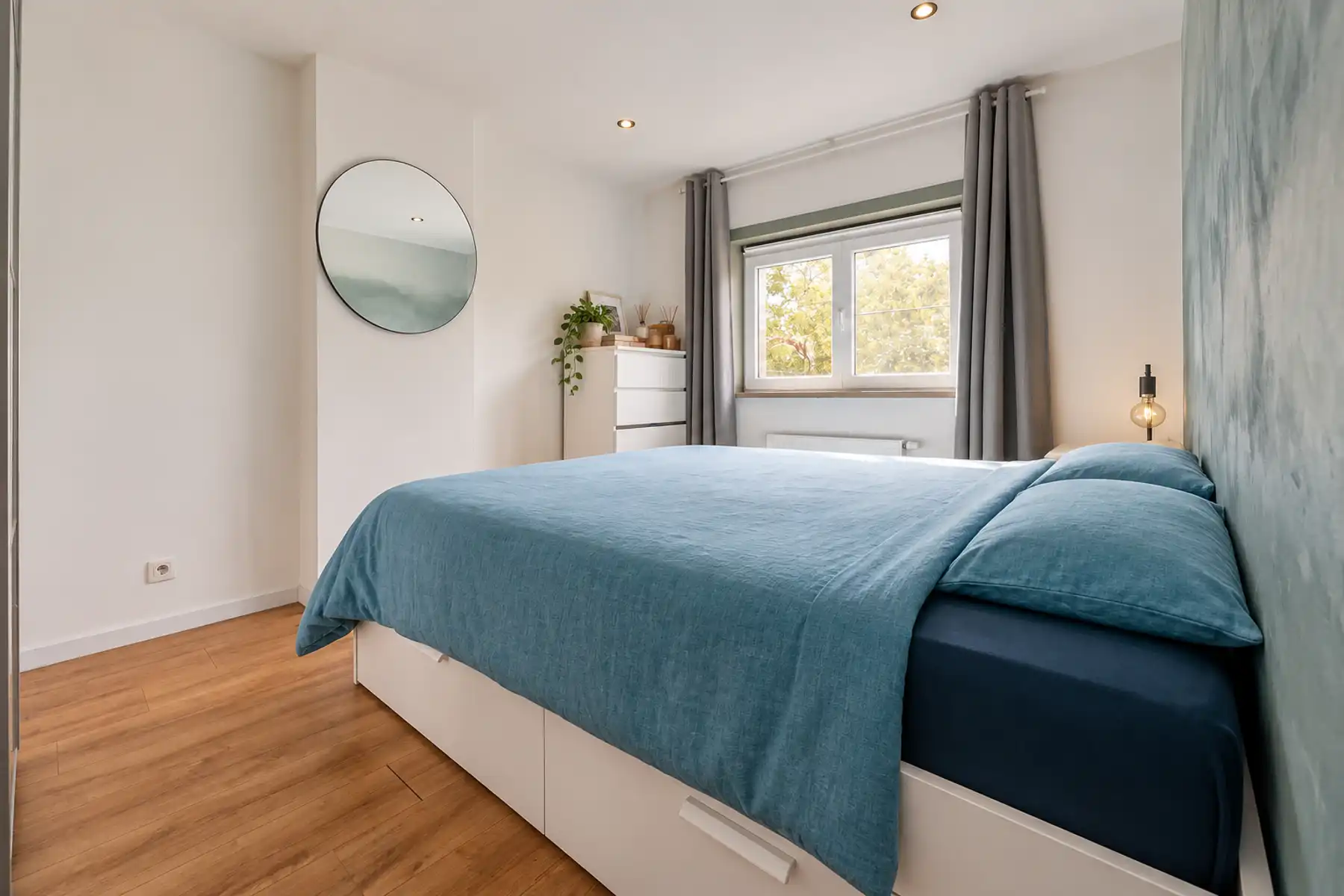 Gerenoveerde, instapklare rijwoning met 2 slk in Zele foto 7