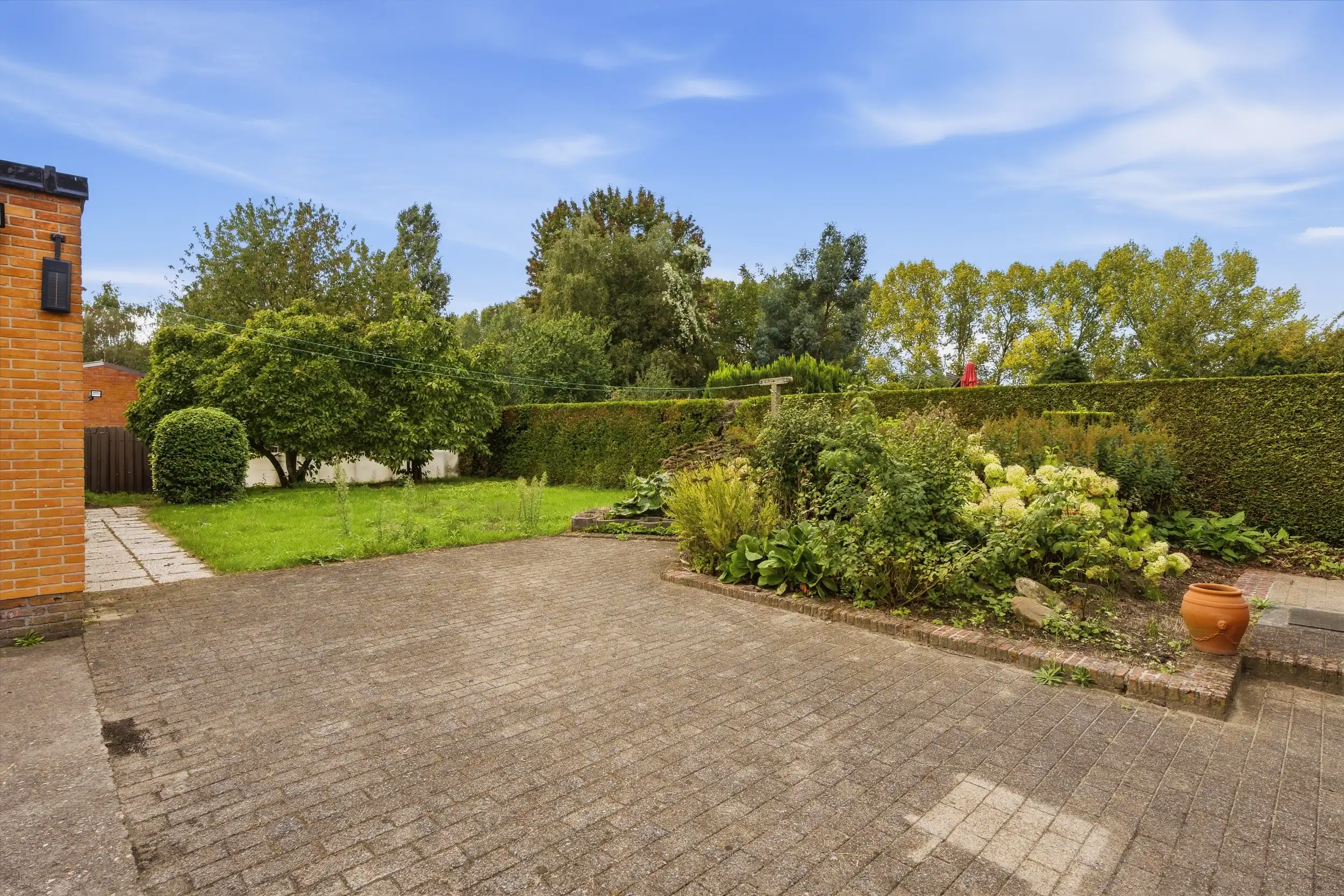 Ruime gezinshuis met garage in het groen foto 20