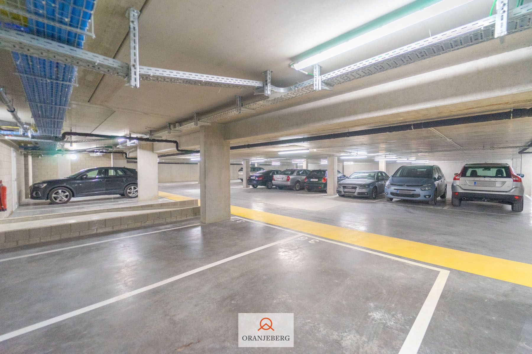 Autostaanplaats te huur in afgesloten parkeergarage nabij Gent centrum foto {{pictureIndex}}