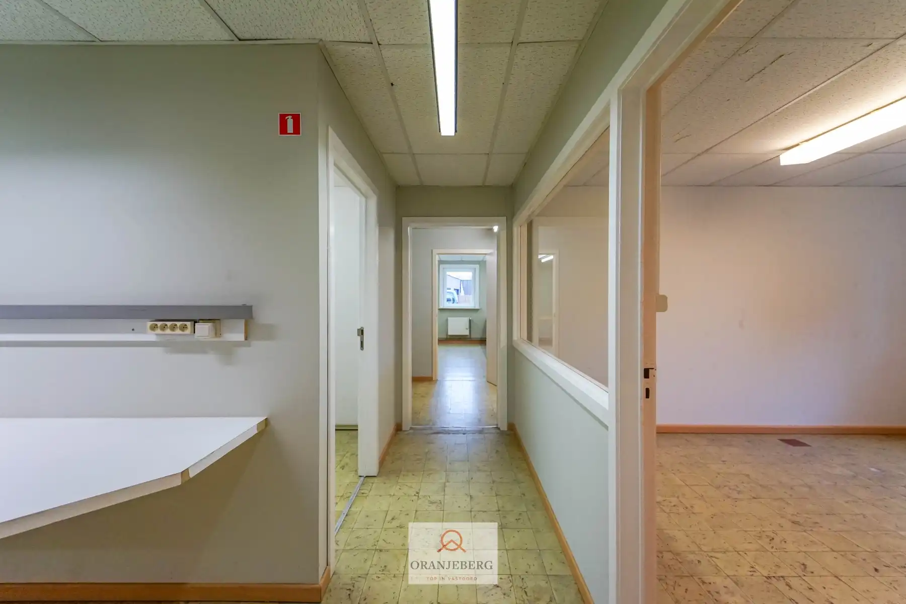 Ruim handelspand met meerdere ruimtes en parking te huur in centrum Drongen foto 18