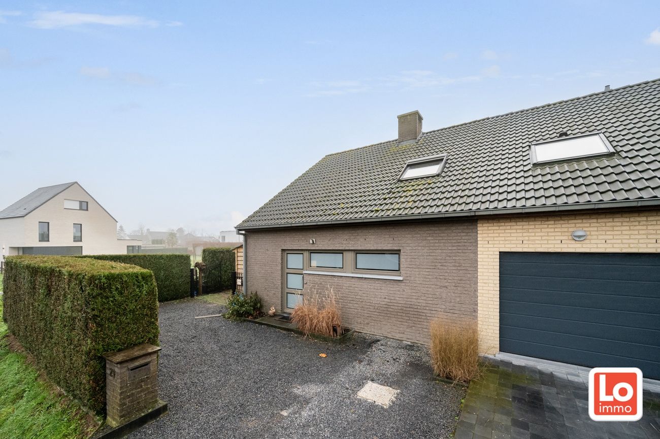 VERKOCHT!! Instapklare halfopen woning met afzonderlijke garage op toplocatie in hartje Lochristi! foto {{pictureIndex}}