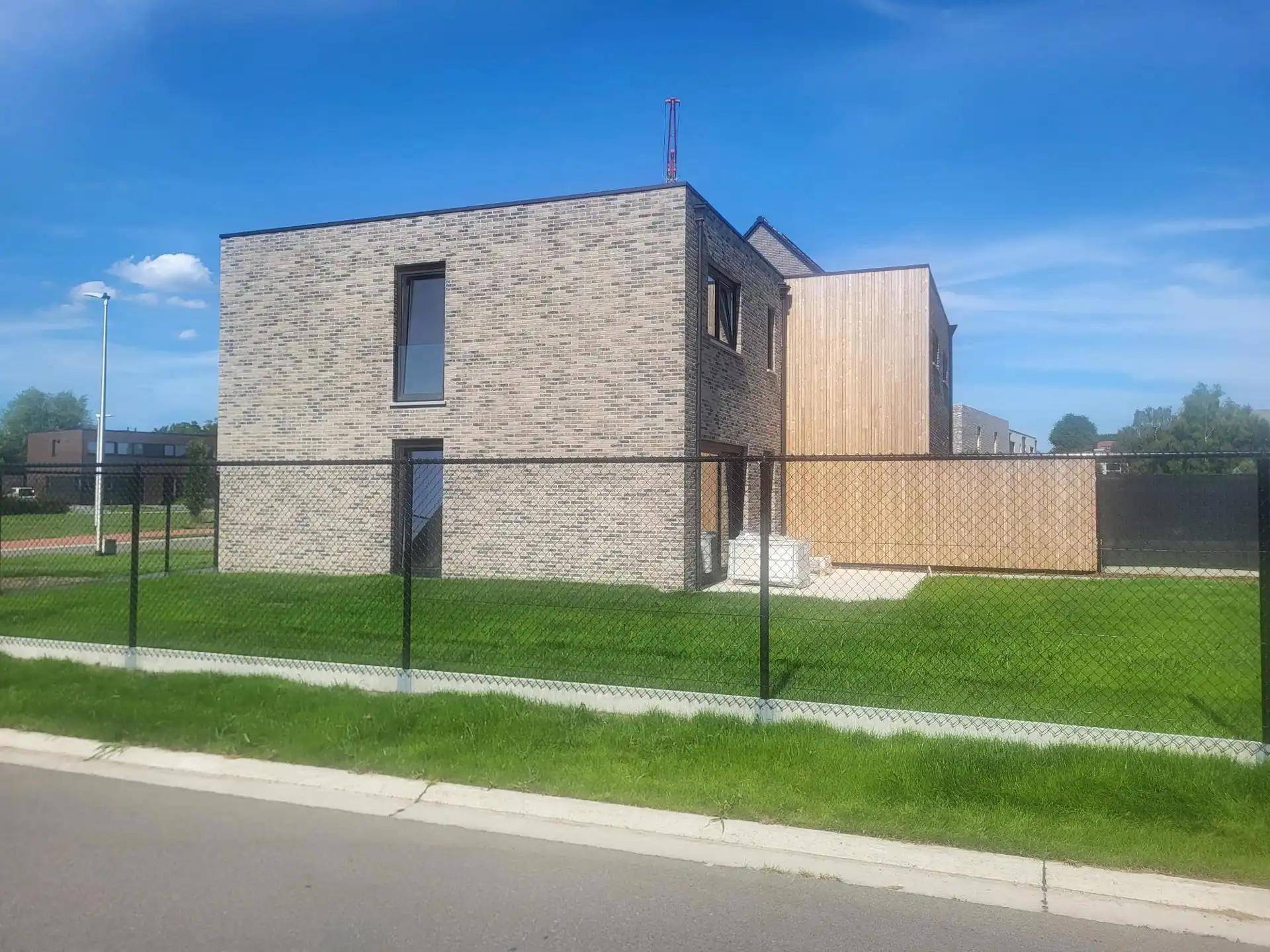 Halfopen eengezinswoning met carport en 3 slaapkamers foto 3
