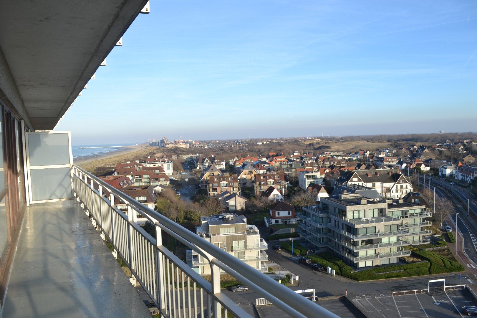 Uitzonderlijk zonnig appartement met uniek zeezicht te Oostduinkerke. foto 4