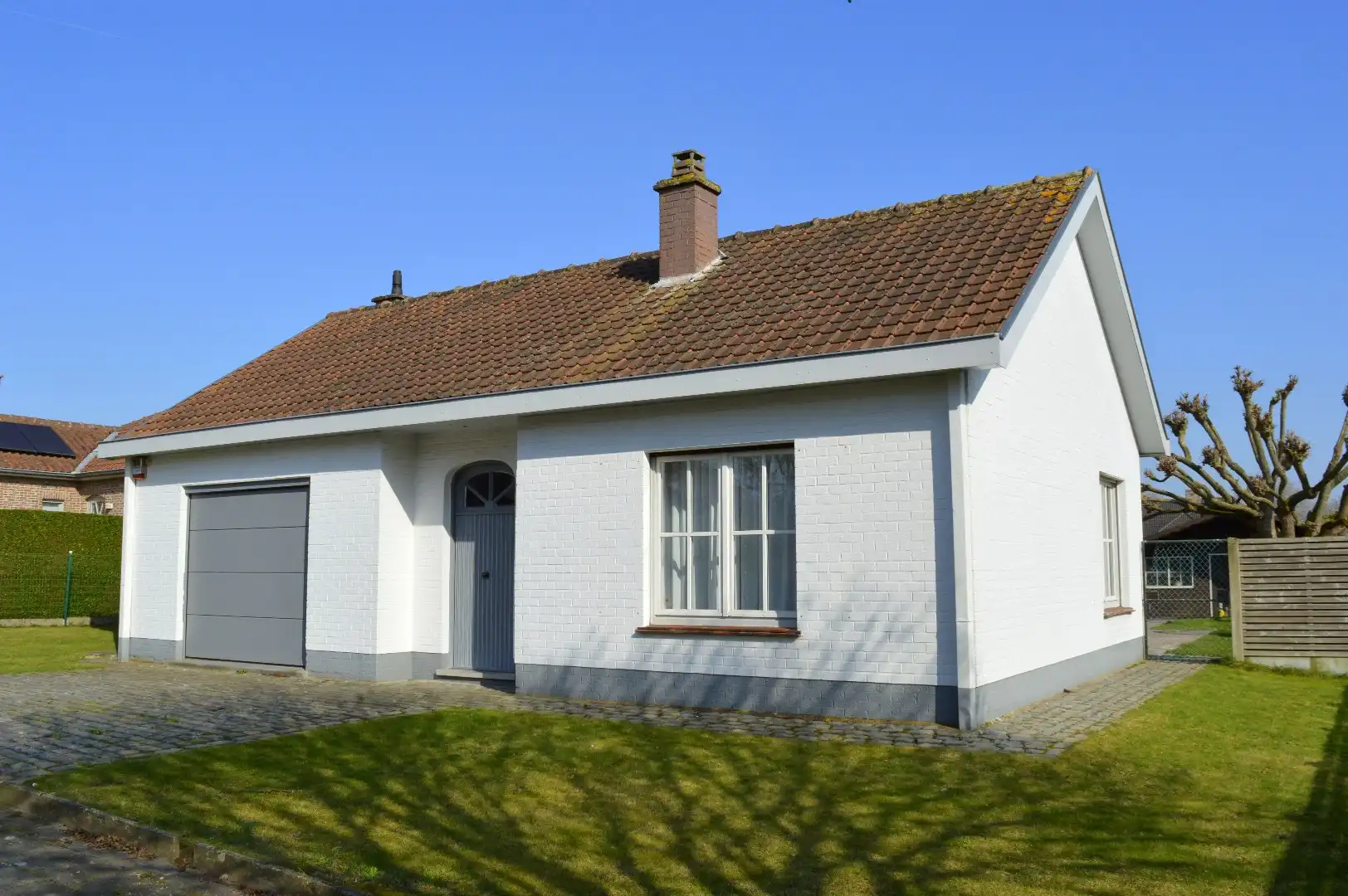 Hoofdfoto van de publicatie: Instapklare woning met 3 slaapkamers, garage en een mooi stukje tuin te koop in residentiële wijk te Aalbeke