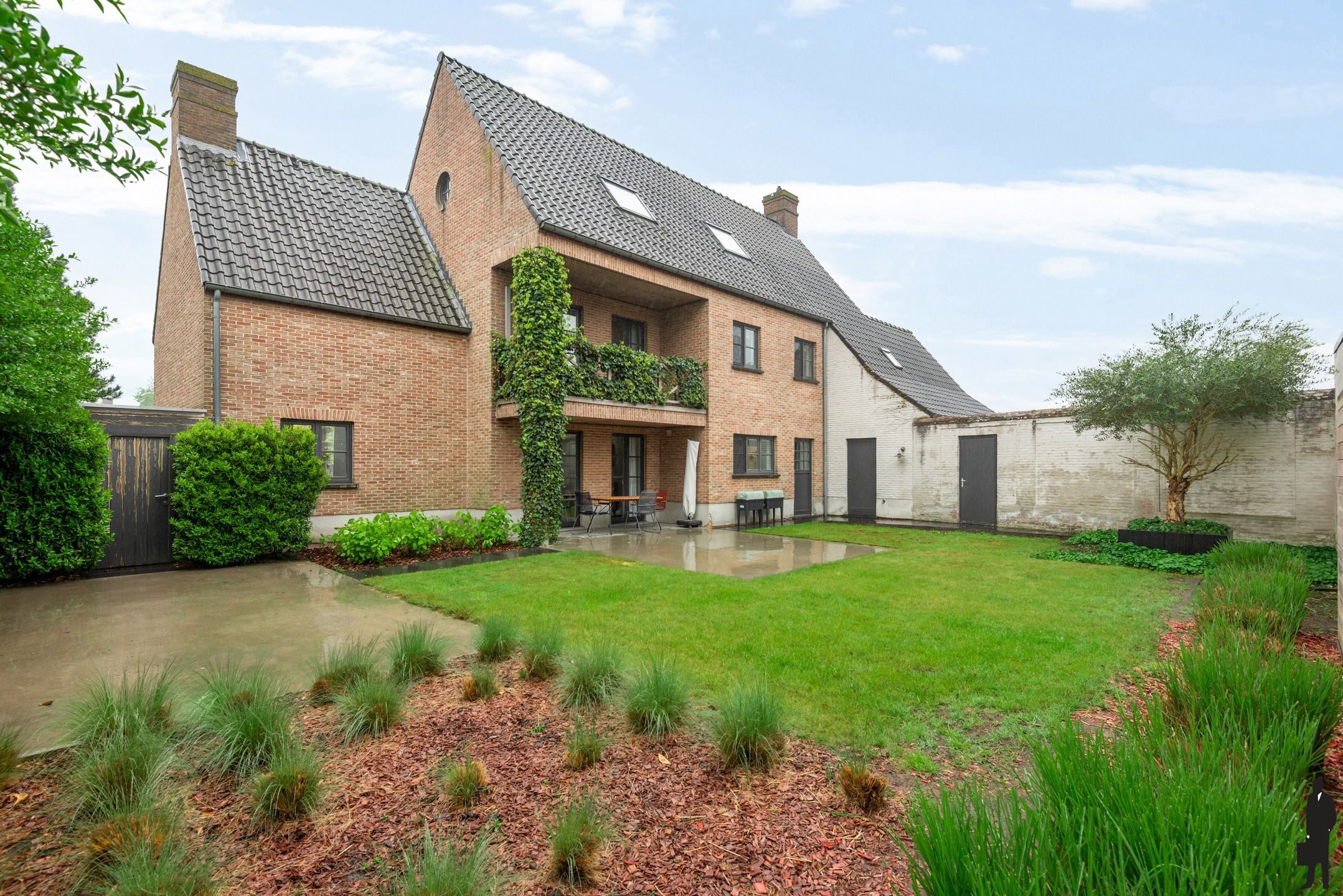 Prachtige villa met 5 ruime slaapkamers & veel parkeerplaats foto {{pictureIndex}}