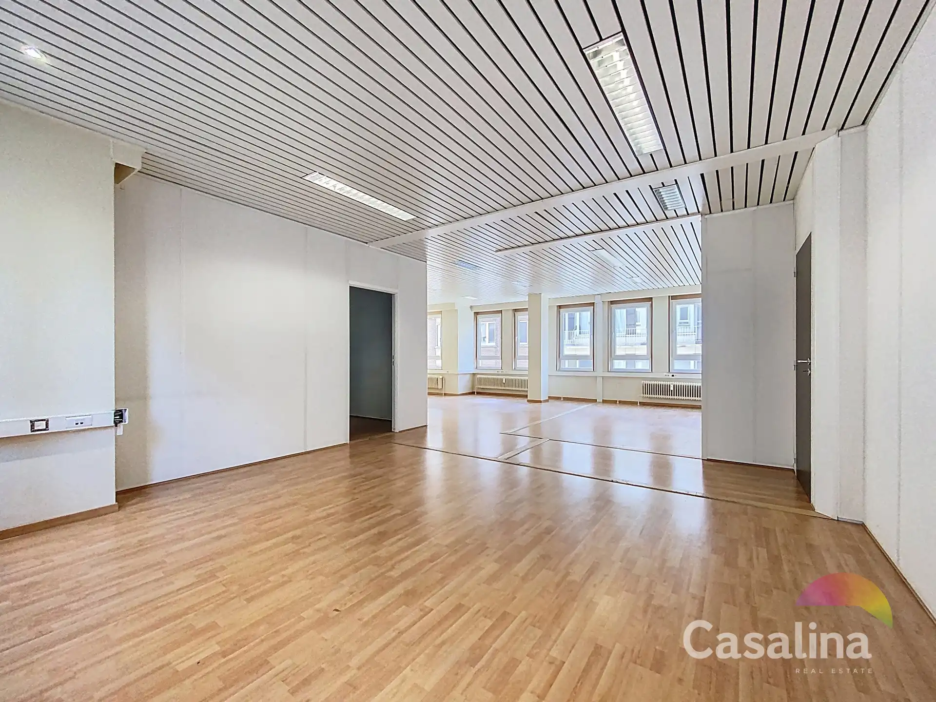 Ruime kantoorruimtes van 564 m², ideaal gelegen met parkings foto 10