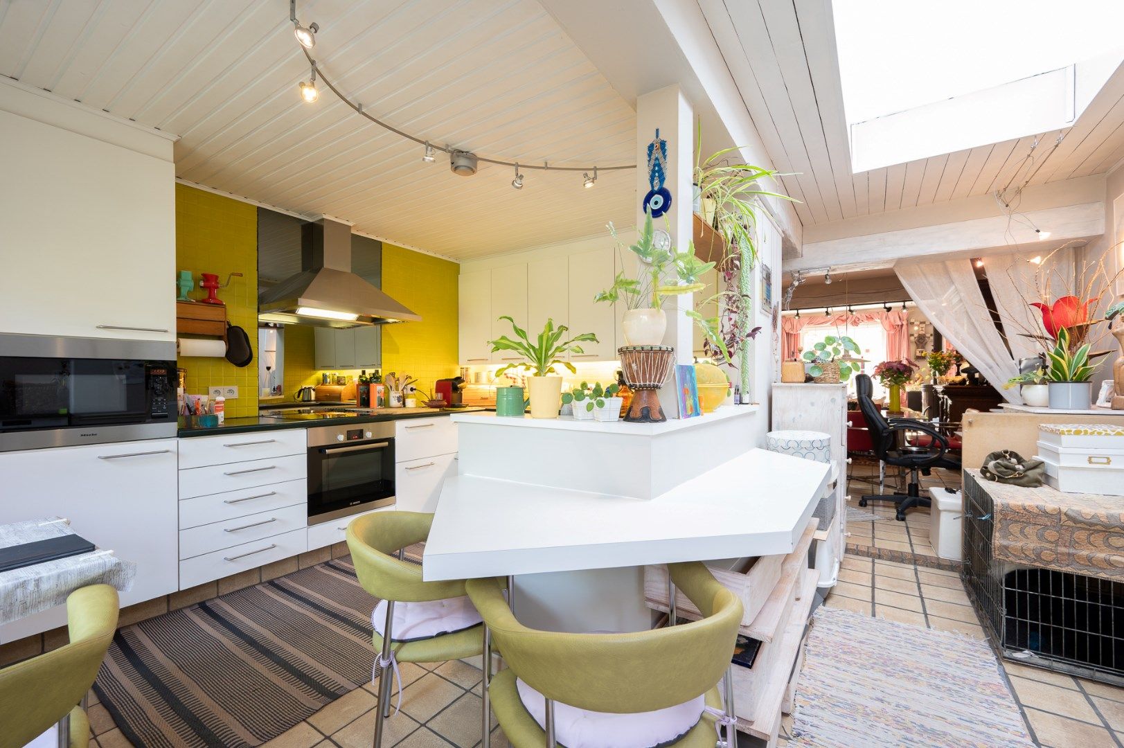 Instapklare woning met grote garage op een gegeerde locatie in Sint-Andries! foto 5