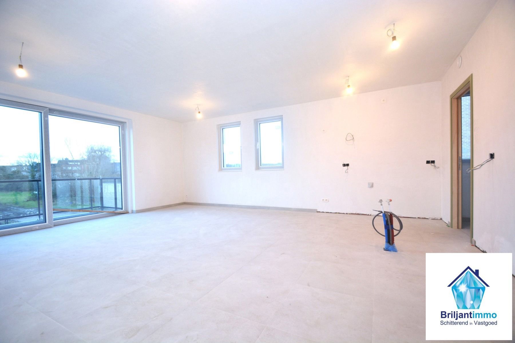 KLAAR BIJ AKTE Ruim 2 slpkmr app 93m² incl carport+ berging foto 3