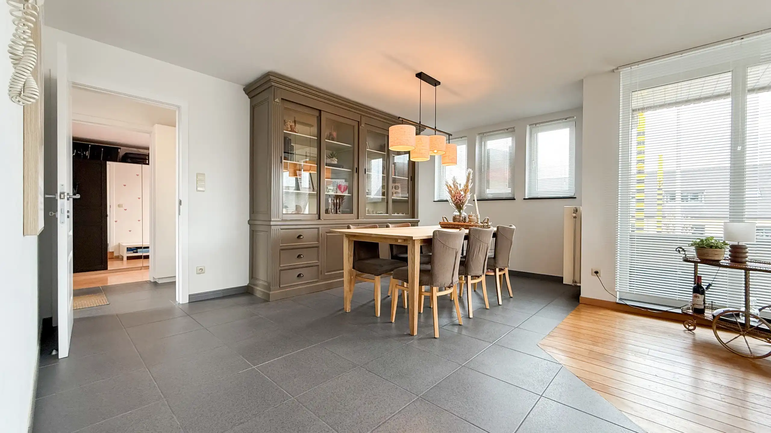 Zeer ruim appartement met 4 slaapkamers en parking in Tuilt! foto 13