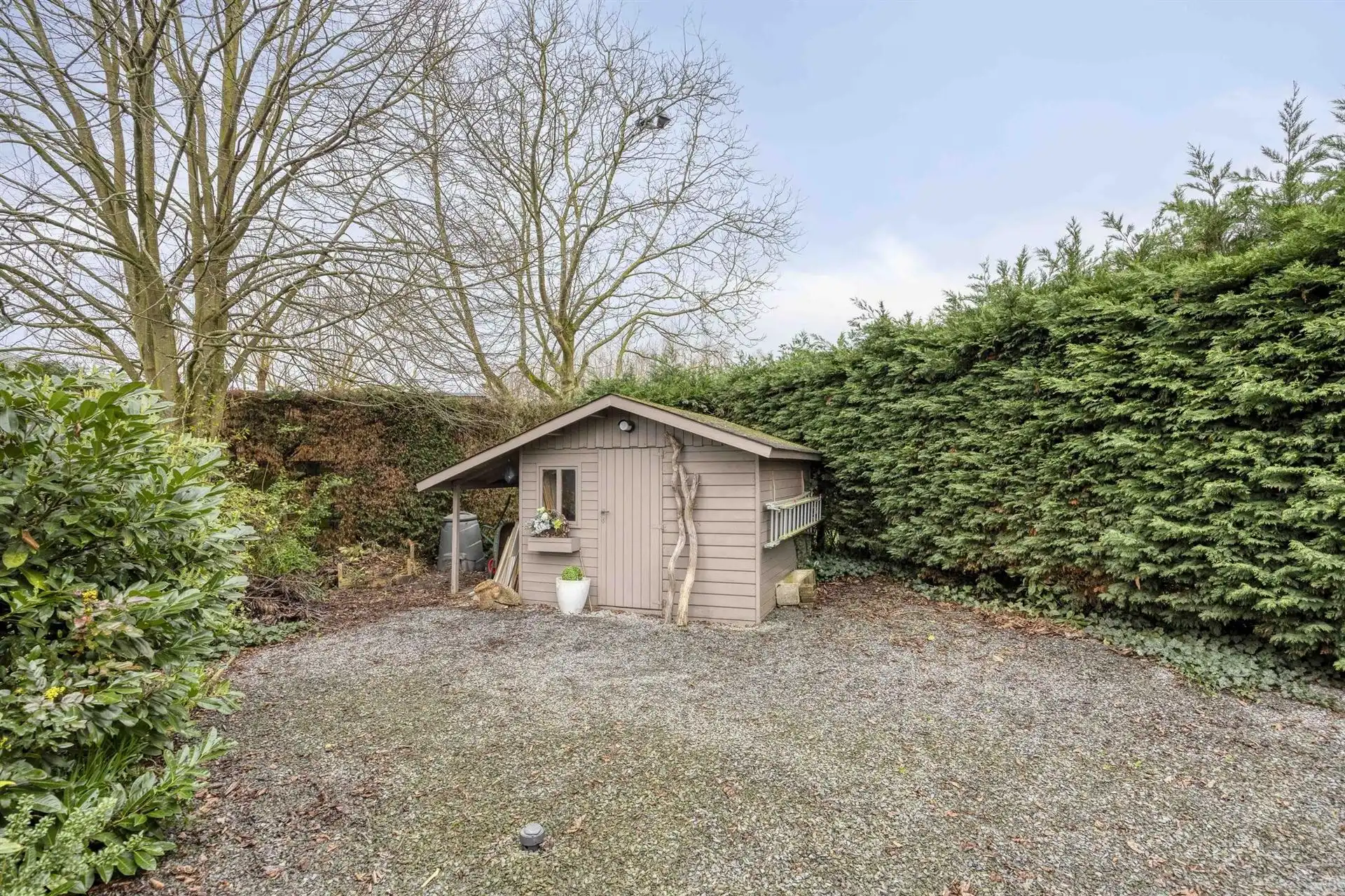 Open bebouwing met 4 slaapkamers, garage en tuin.  foto 21