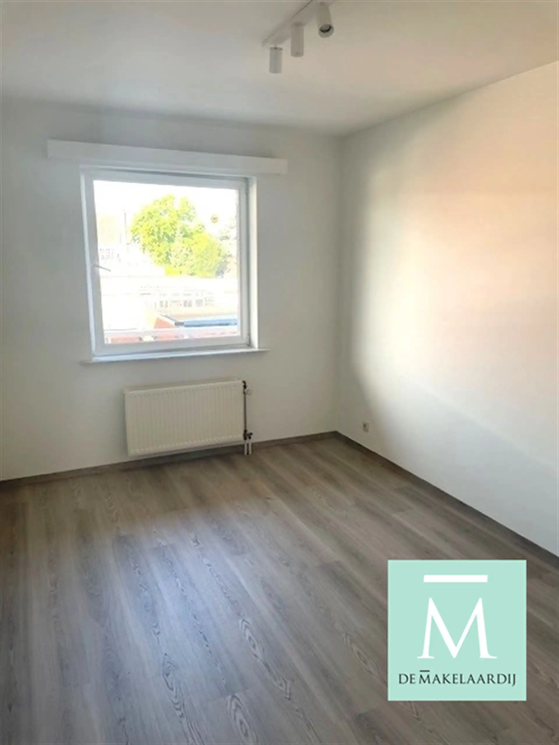 Goed gelegen, gerenoveerd appartement met 2 slaapkamers, terras en garage! foto 5