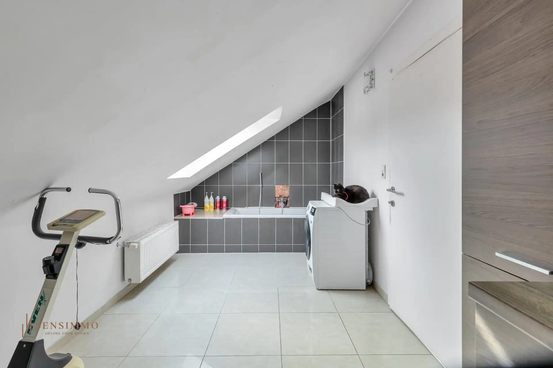 RUIM DUPLEX-APPARTEMENT VLAKBIJ CENTRUM MET 3 SLP, TERRAS, 2 AUTOSTAANPLAATSEN + 2 BERGINGEN foto 20