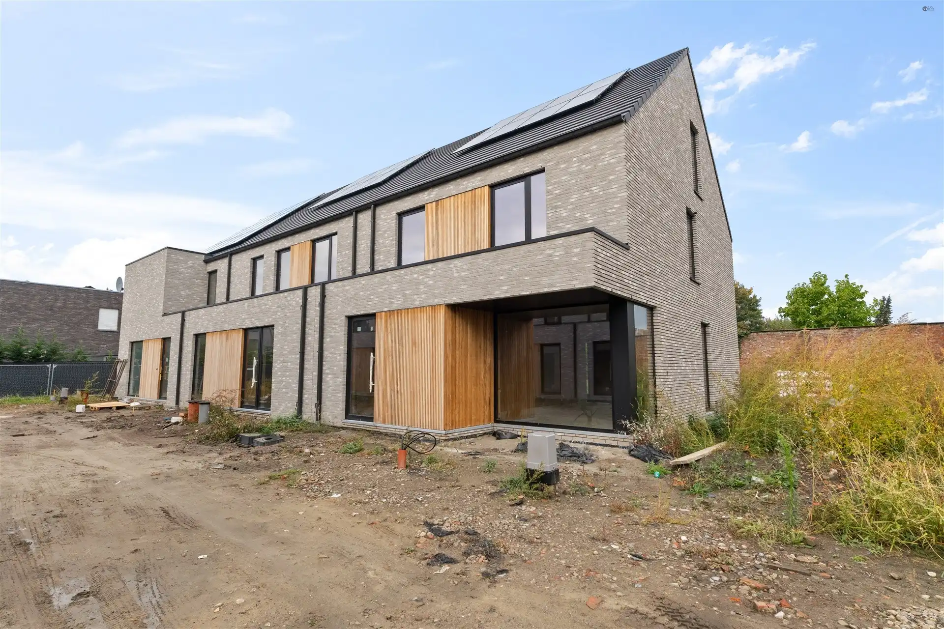 Ruime rijwoning met uitweg langs achter foto 4