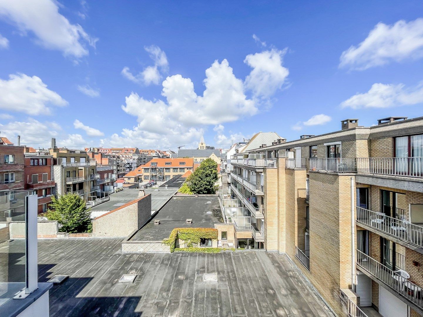 Zeer goed gelegen penthouse met zonneterrassen vlakbij de winkels van de Dumortierlaan en de Lippenslaan. Mogelijkheid tot aankoop parking. foto 16