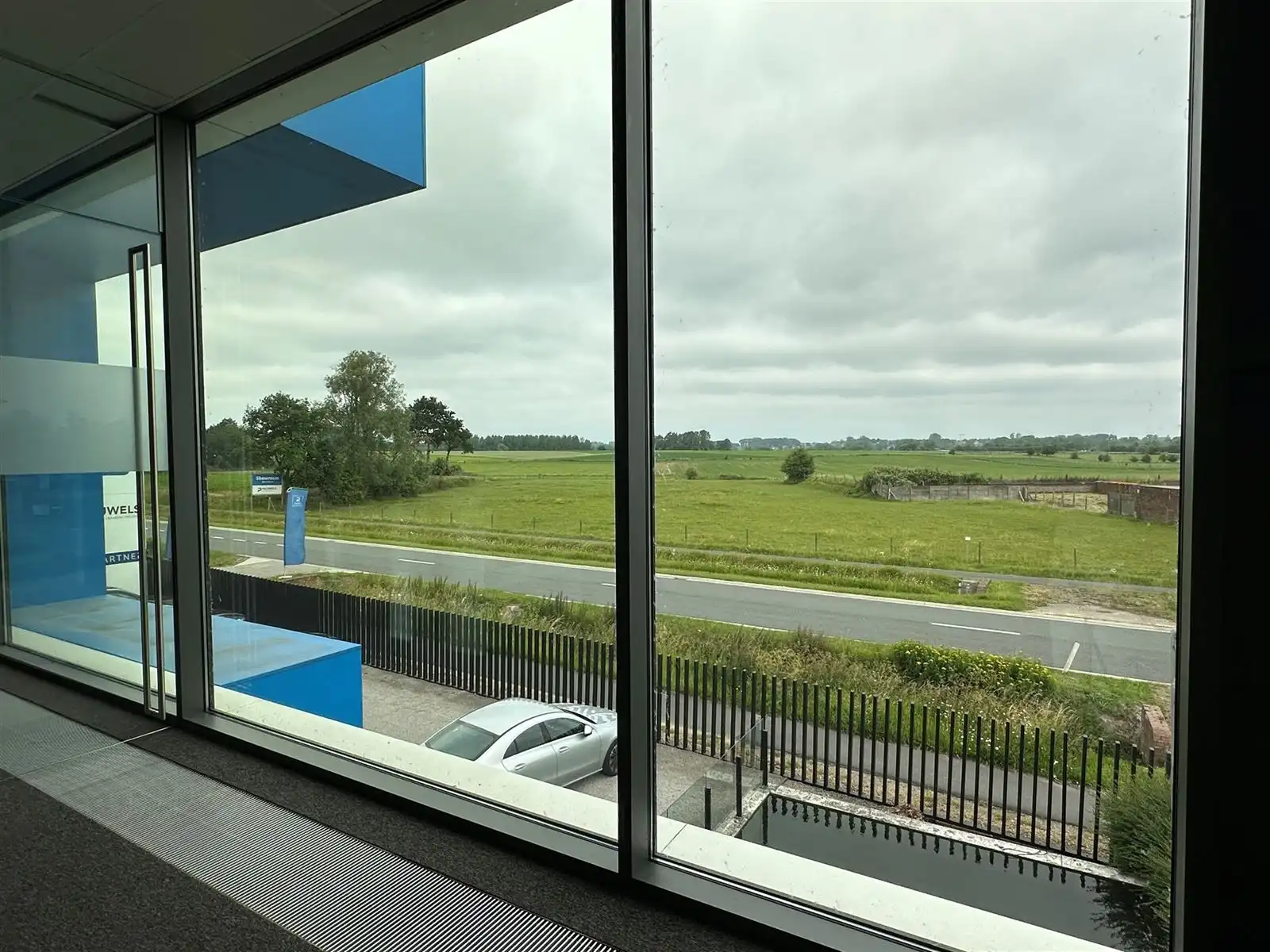 Kantoor/handelspand op toplocatie te Ninove! foto 2