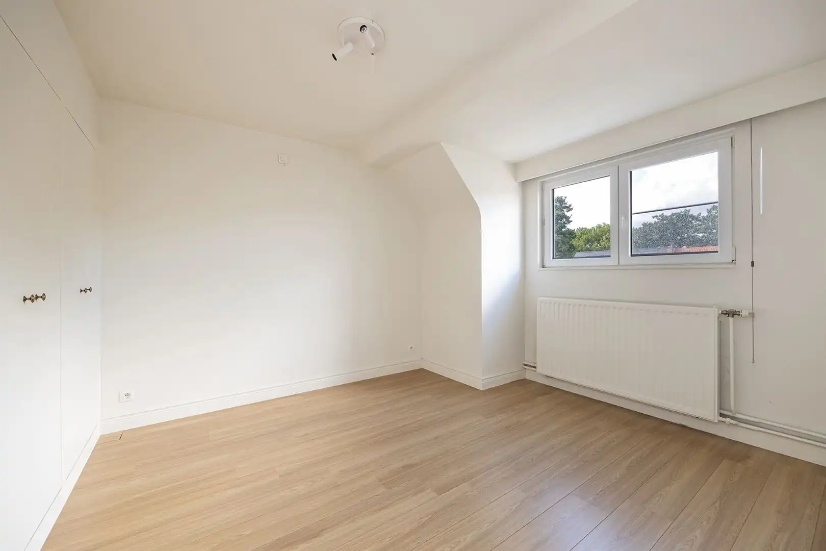 Gerenoveerde woning met vier slaapkamers en garage op rustige locatie foto 12