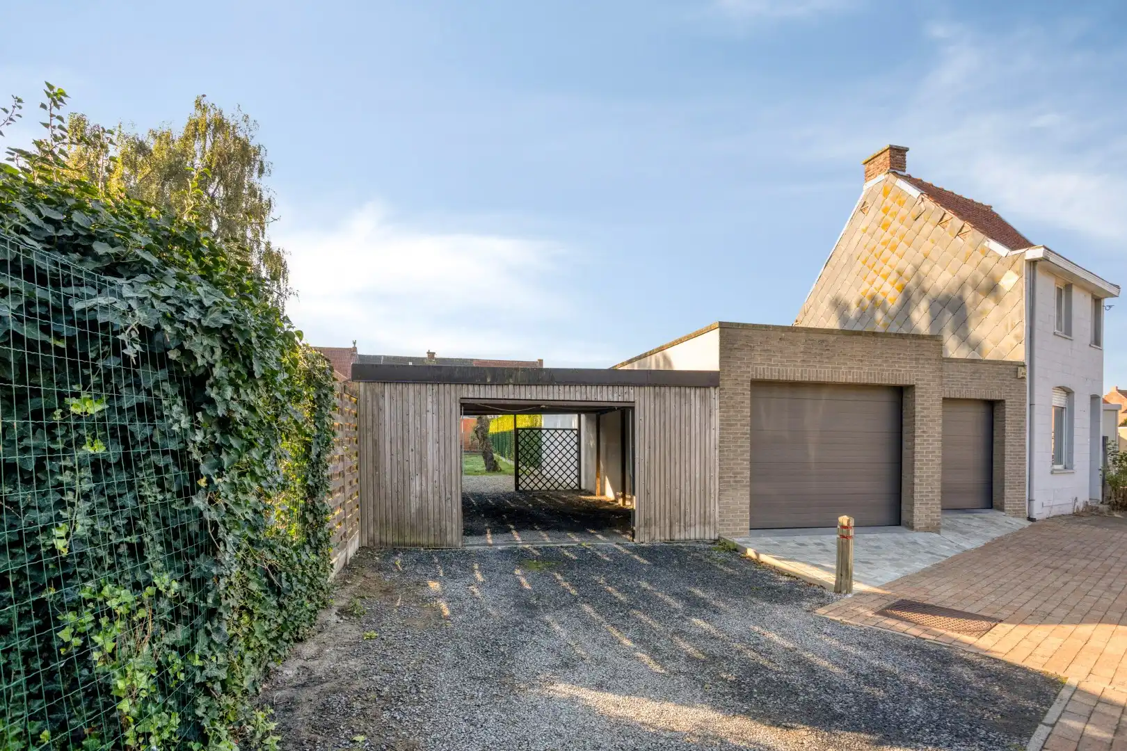 Verzorgde woning met diepe tuin, carport en uitweg achteraan! foto 2