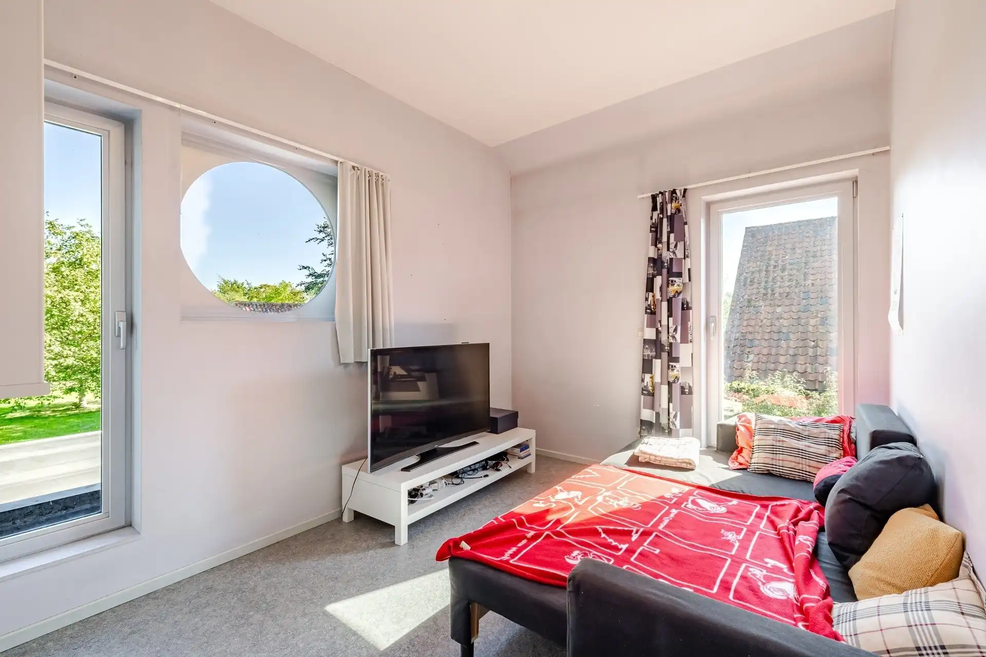 Karaktervolle architectenwoning op een perceel van ruim 25 are met diepe, oostgerichte tuin foto 26