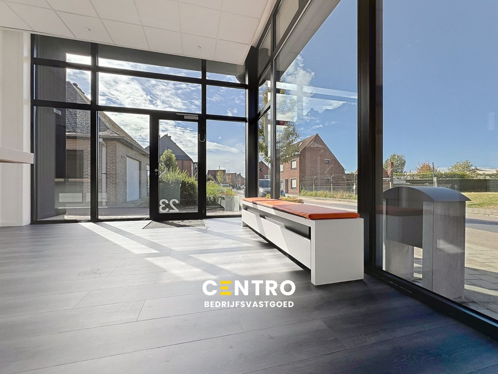 Instapklaar lichtrijk GERENOVEERD pand met mooie open kantoor/praktijkruimte en 4 aparte burelen/consultatieruimtes. foto {{pictureIndex}}