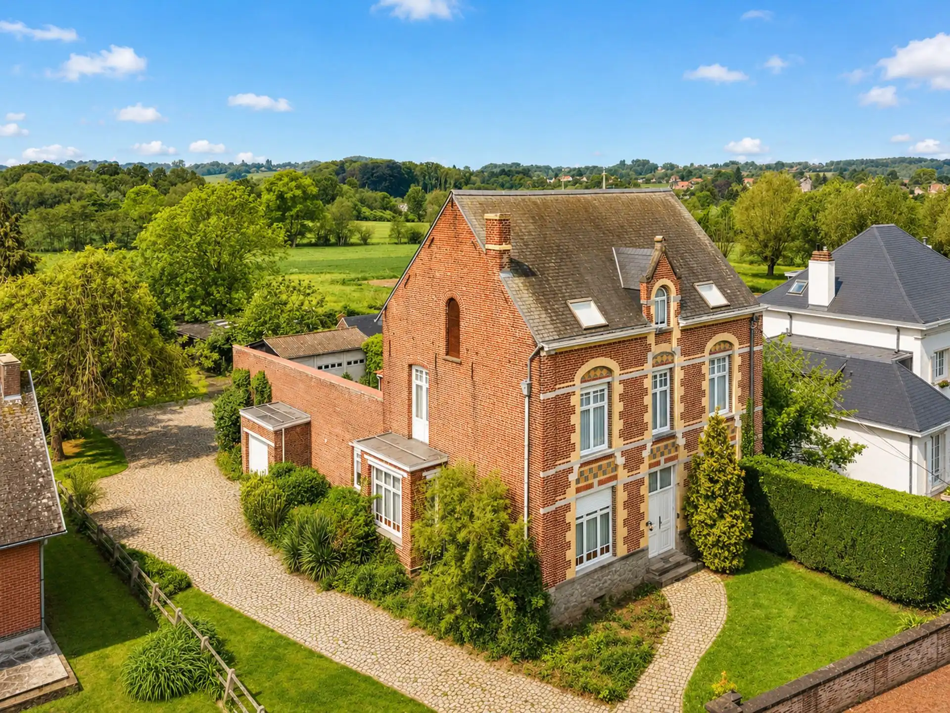 Charmante herenwoning met karakter en mooi potentieel! foto 3
