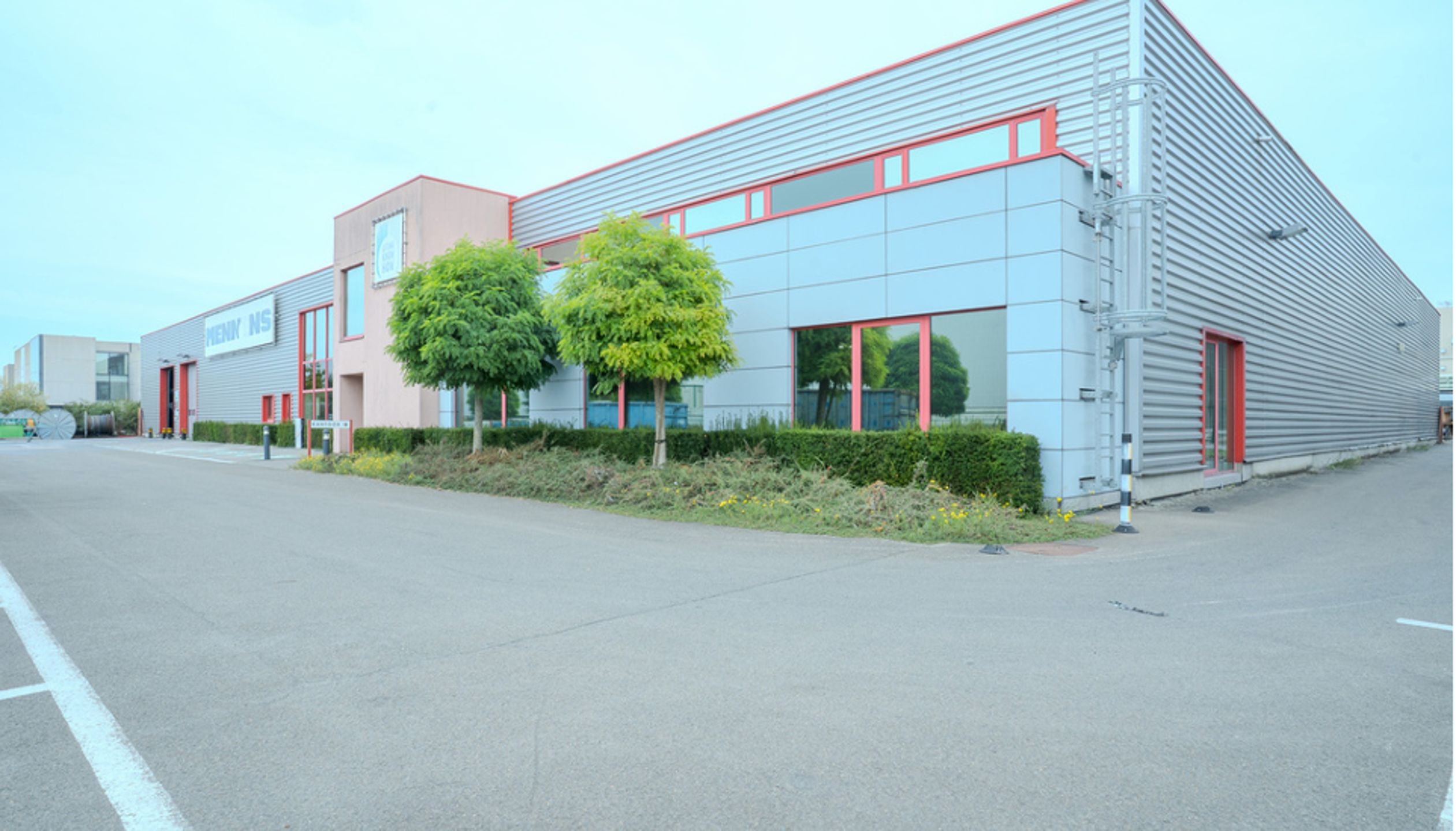 Kantoren & magazijn te huur, grondoppervlak van 5.992 m² foto 2