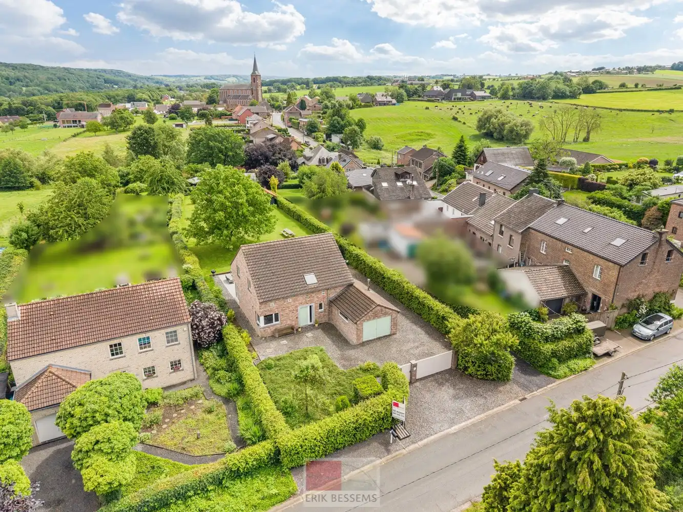 Instapklare gezellige vrijstaande woning met een woonopp. van circa 185 m2 op een perceel van 17a53ca foto {{pictureIndex}}