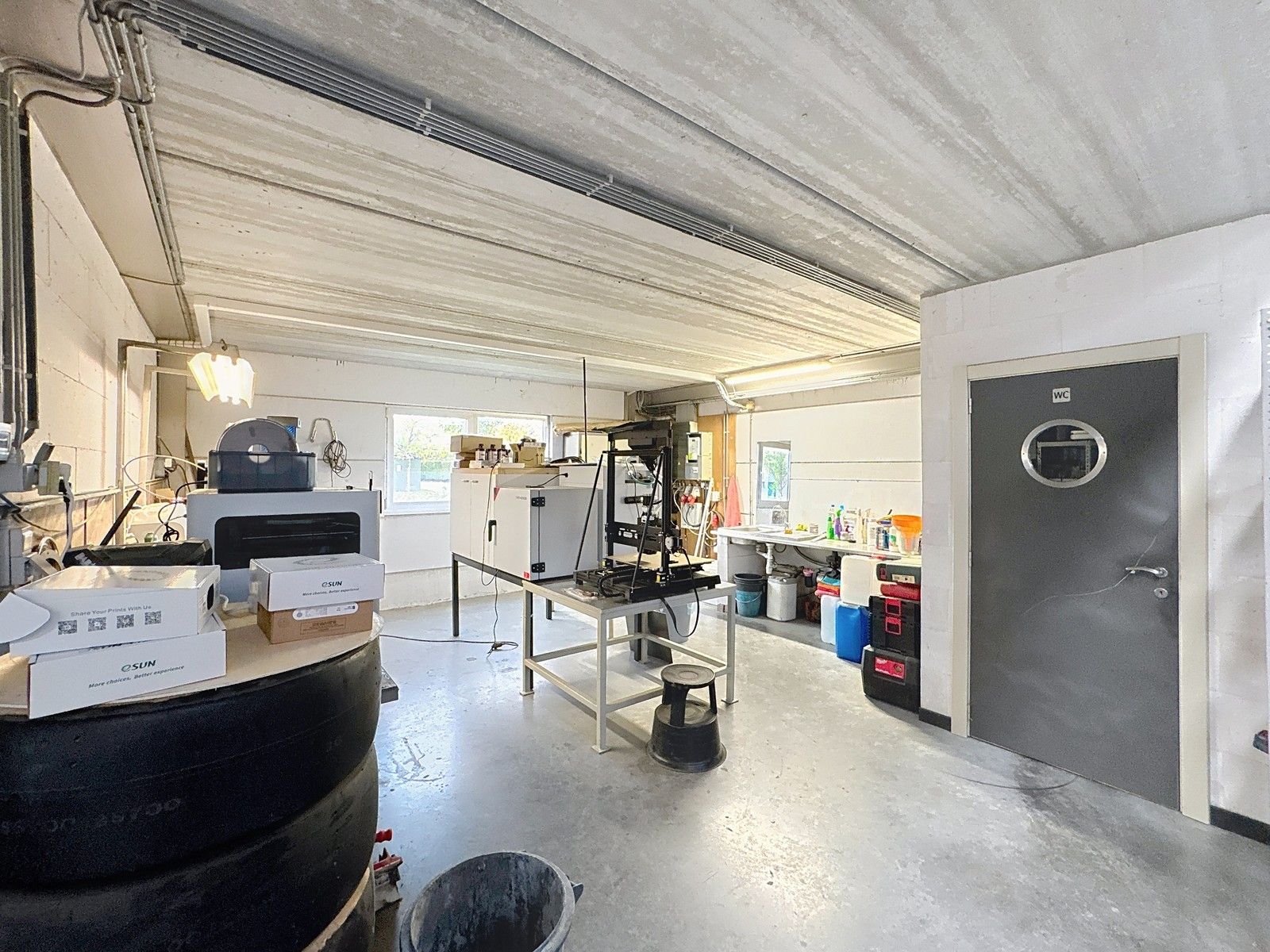 Instapklaar BEDRIJFSPAND te koop in Zedelgem, bestaande uit magazijn (480m²) met geïntegreerde kantoorruimten en grotendeels verhard buitenterrein! Op industriezone. foto 10