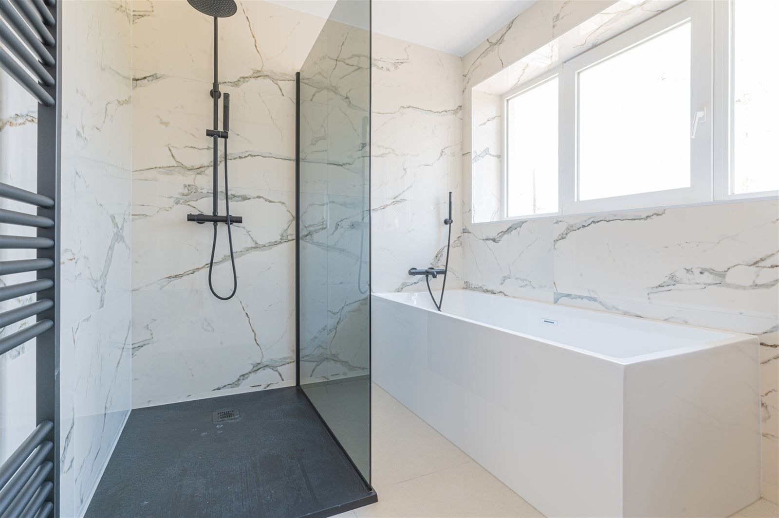 Magnifiek gerenoveerde woning met bijgebouw en parkeergelegenheid foto 15