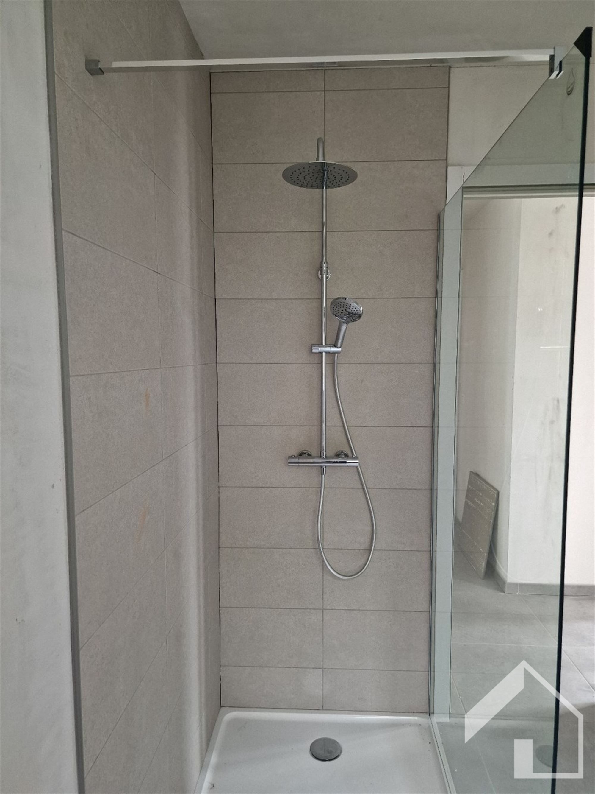 Nieuwbouwappartement op 1e verdieping met lift, 2 slaapkamers, autostaanplaats en kelder foto 6