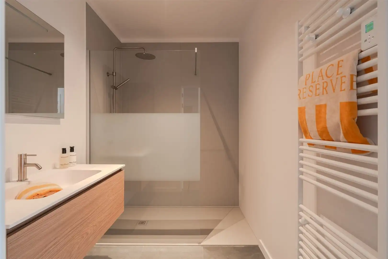 Modern ingericht één slaapkamer appartement foto 25