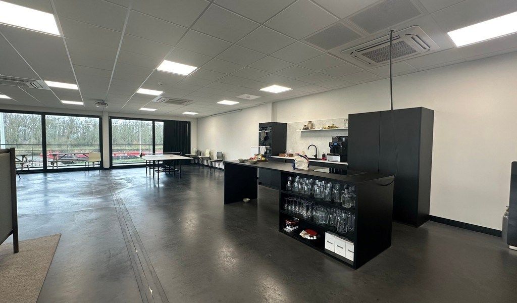 Instapklare kantoren te huur met terras vlakbij afrit R4 in Evergem foto 16