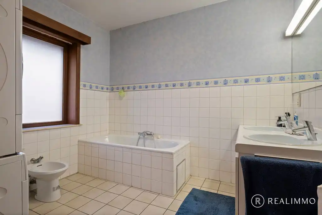 Ruime, lichtrijke woonst met 3 slaapkamers en garage foto 10