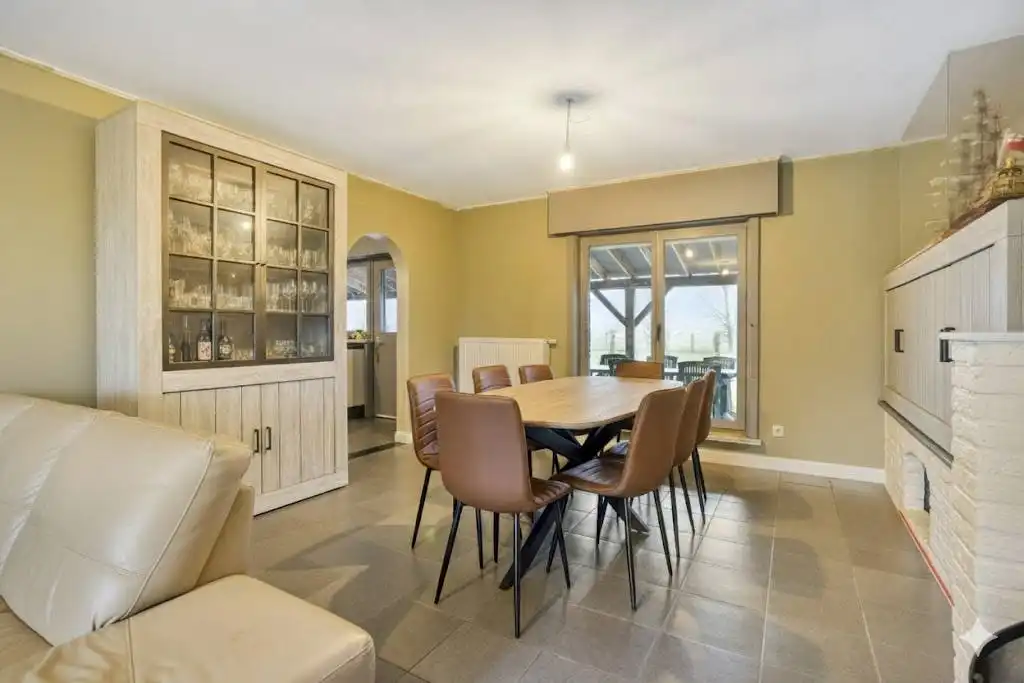 Instapklaar huis met ruime tuin te koop in het landelijke Aarsele foto 4