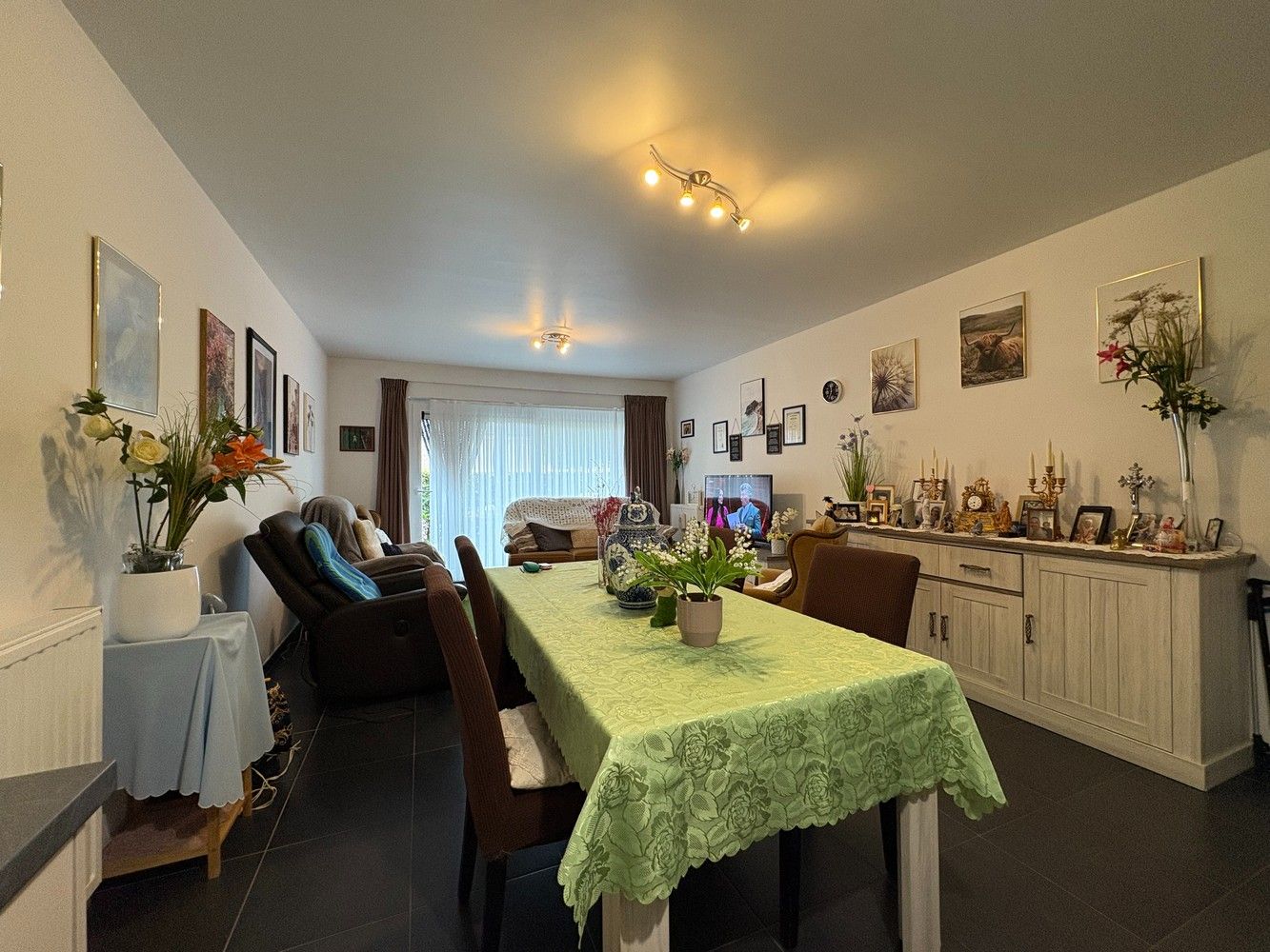 Instapklaar appartement met 2 slaapkamers en een mooi terras + garage foto {{pictureIndex}}
