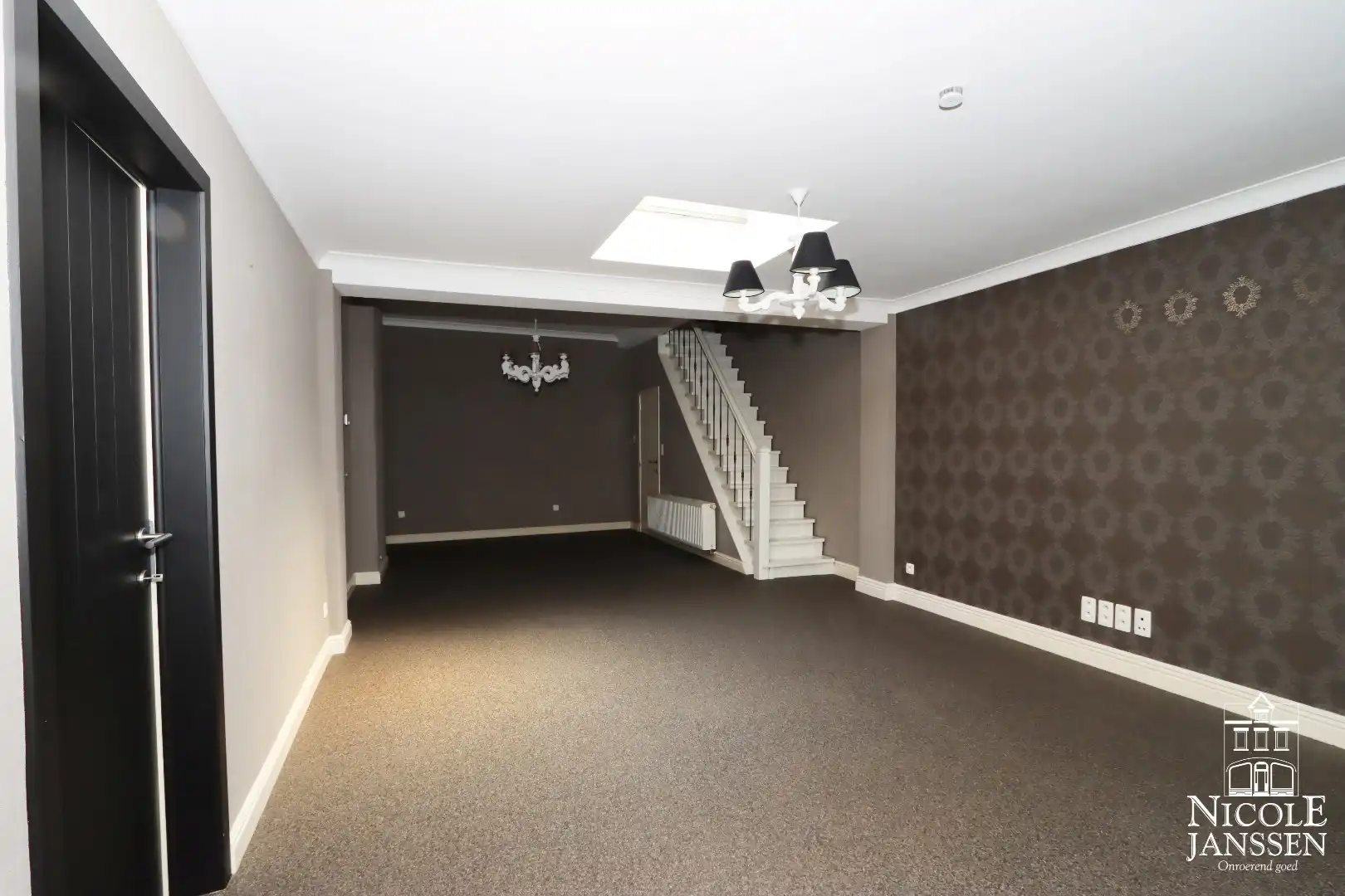 Toffe instapklare en ruim ingedeelde woning met leuk tuintje en carport foto 6