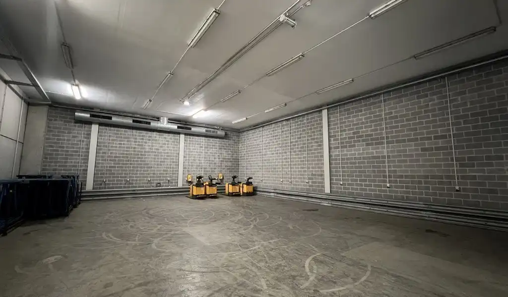 Logistieke loodsen met laadkades vlakbij R42 in Sint-Niklaas foto 10