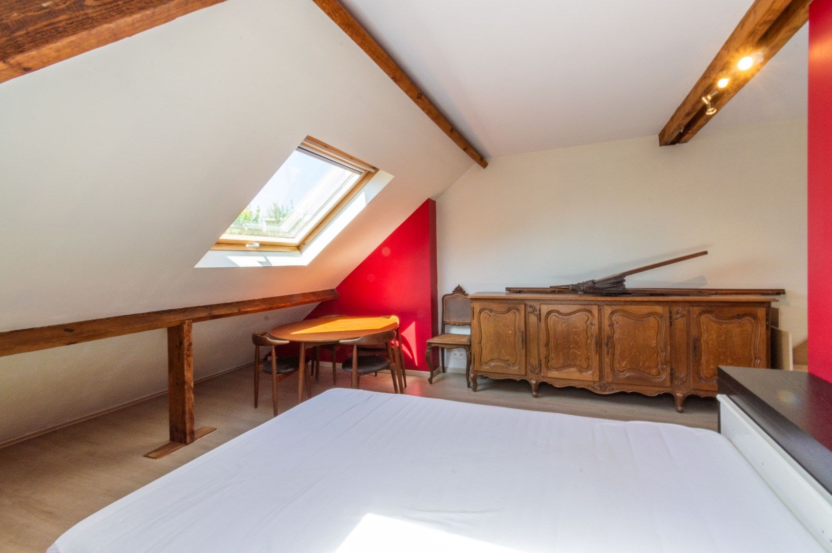  Ruime en goed onderhouden driegevel-woning met 3 slaapkamers, 2 terrassen, tuin, garage en oprit met plaats voor meerdere wagens foto 21