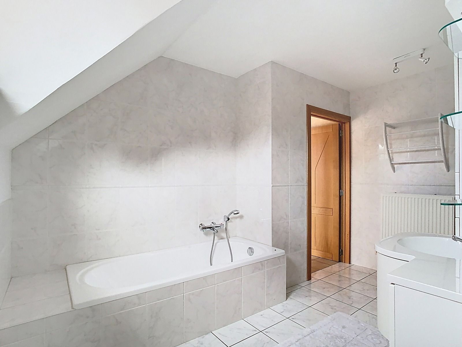 Instapklare woning met 3 SLPK, 2 badkamers, Garage én Tuin! foto 16