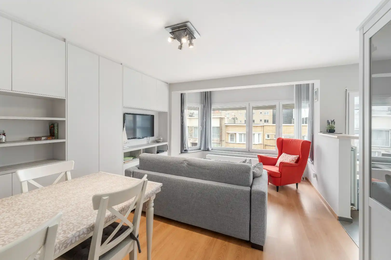 Prachtig appartement met twee ruime slaapkamers foto 2