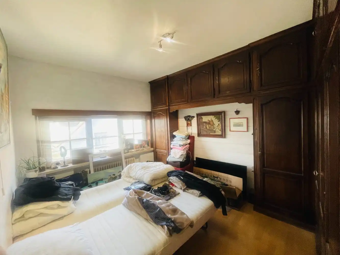 Zeebrugge op 50meter van het strand Uiterst charmante totaal gerenoveerde RUIM WOONHUIS met 5 SLAAPKAMERS en 3 BADKAMERS en 3 TERRASSEN. Grote troef is 2 AUTOSTAANPLAATSEN en ruime GARAGE.&nbsp; Oprit, grote garage, werkplaats, plaats voor fietsen, ingerichte STUDIO met tuintje op het zuiden. &nbsp;1éV:&nbsp; Zalige living , ingerichte open keuken, uitgevend op een groot zonneterras.Long island style. 2é V: 3 leuke slaapkamers , 2 badkamers. Onder het dak&nbsp; 4 é slaapkamer uitgevend op mooi terras met prachtig vergezicht.Bebouwde oppervlakte van 230 m2 Grondoppervlakte is 137m2 Magnifiek, Perfect onderhouden&nbsp; Juist verhuizen ! Zalig Wonen!&nbsp; Zowel hoofverblijfplaats, als vakantieverblijf aan Zee . foto 18