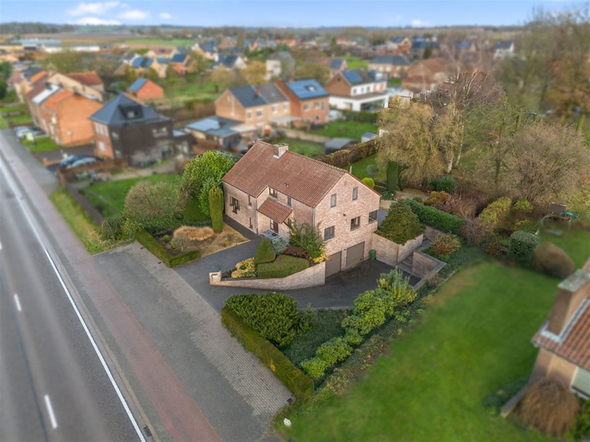 KARAKTERVOLLE GEZINSWONING MET 4 SLKS OP EEN MOOI PERCEEL VAN 12A IN TONGEREN  foto 3