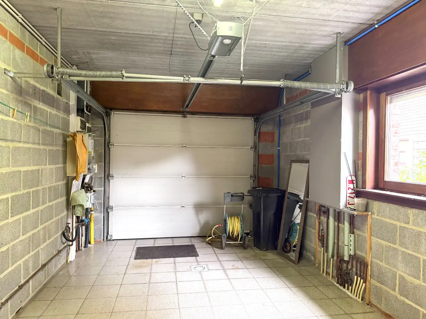 Instapklare open bebouwing met gelijkvloerse slaap- en badkamer en drie slaapkamers op verdiep. foto 21