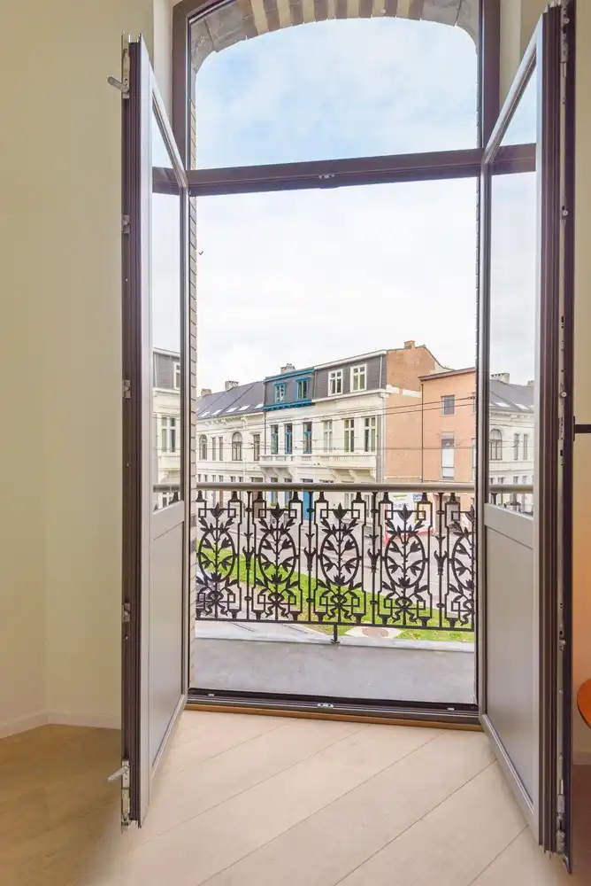 Gerenoveerd appartement met 2 slaapkamers , buitenruimte en groen zicht foto 10