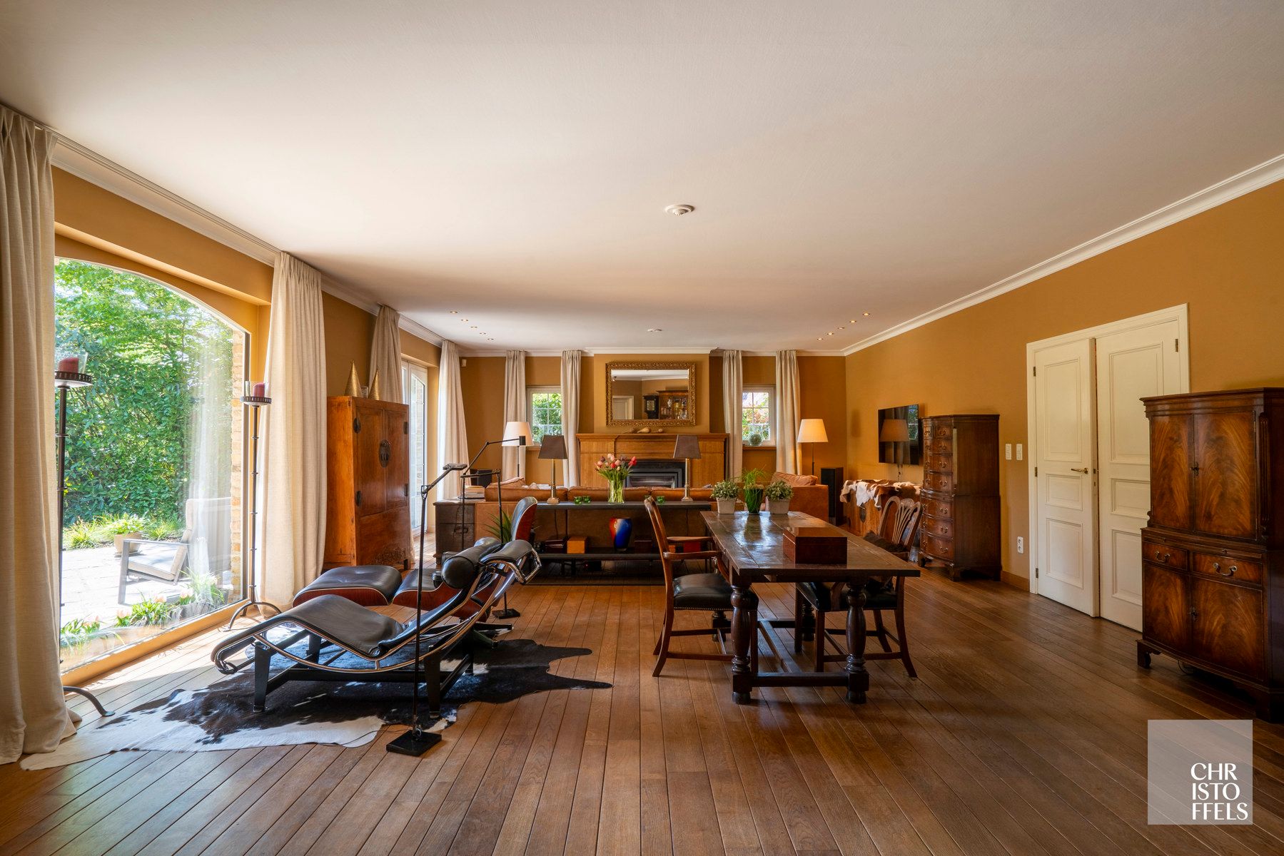 Zuiderse villa met zwembad in een rustige straat, op een perceel van 16a93ca! foto 3
